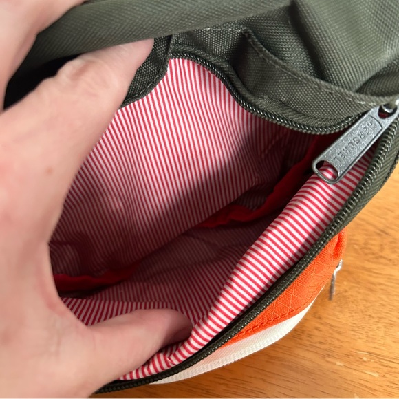 NWOT Herschel Seventeen Hipsack - Picture 2 of 6